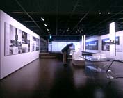 第１展示室 「佐賀県立博物館」（1971年）から「群馬県立館林美術館」（2001年） まで、代表作６作品をパネル展示。 