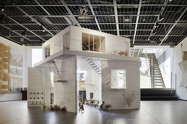 en[縁]:アート・オブ・ネクサスで展示された「ヨコハマアパートメント」模型（共同設計：西田司／オンデザイン、竣工：2009年）