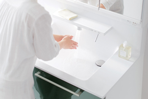 小物も置けるラクラクスマート水栓