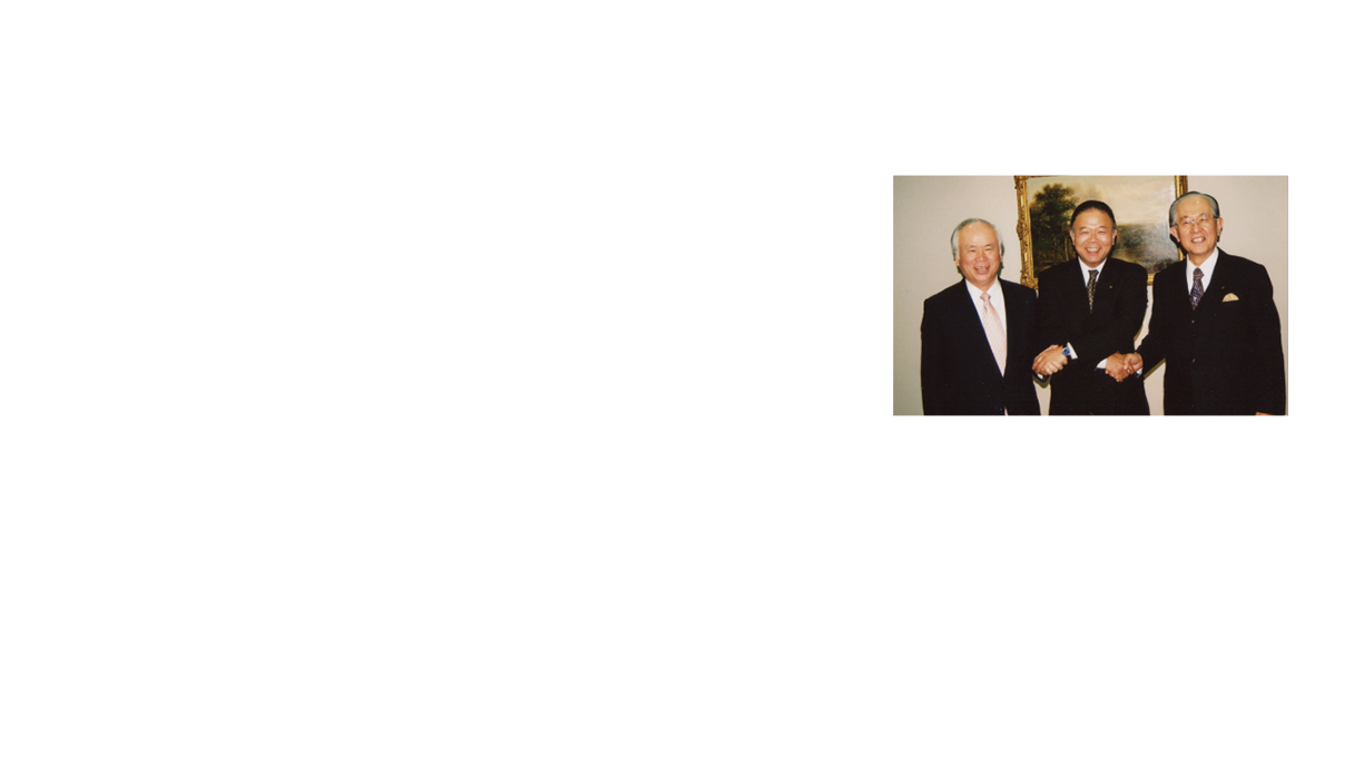 Signing ceremony of top management at all three companies (Left to right; TOTO President Shigefuchi (at the time), YKKAP President Yoshida (at the time), and Daiken Corporation President Muguruma)