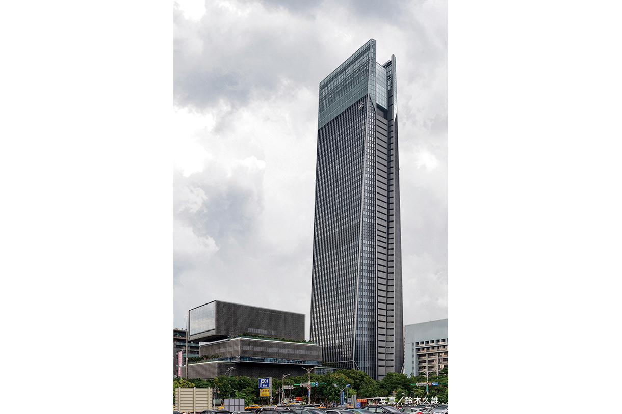 外観。左手に低層の商業棟、右手にオフィスタワー。写真/鈴木久雄