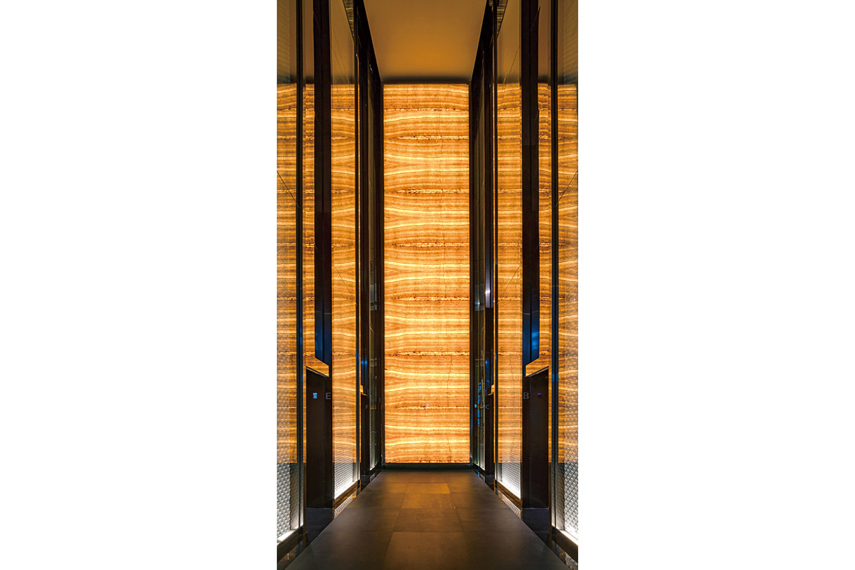 オフィスのエレベータホール。壁はオニキスの光壁。