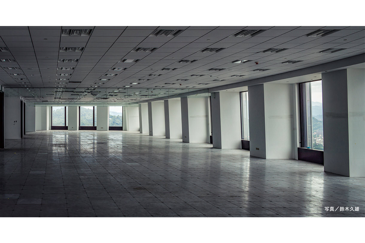 天井高が3.2mある執務室。写真/鈴木久雄