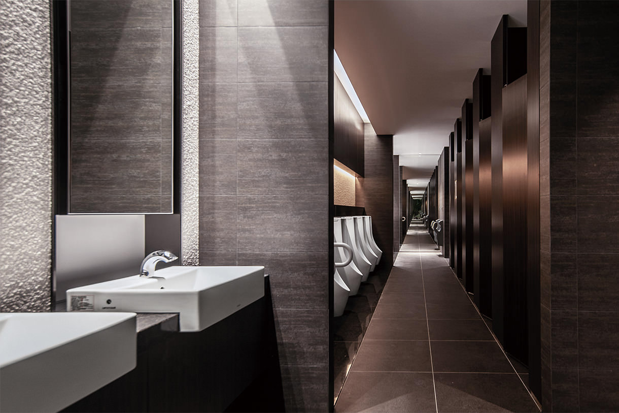 12F 臺北南山廣場オフィスタワー 男子トイレ 男子トイレの全景。乾式清掃対応の床や汚垂石など、日本の仕様を採用している。