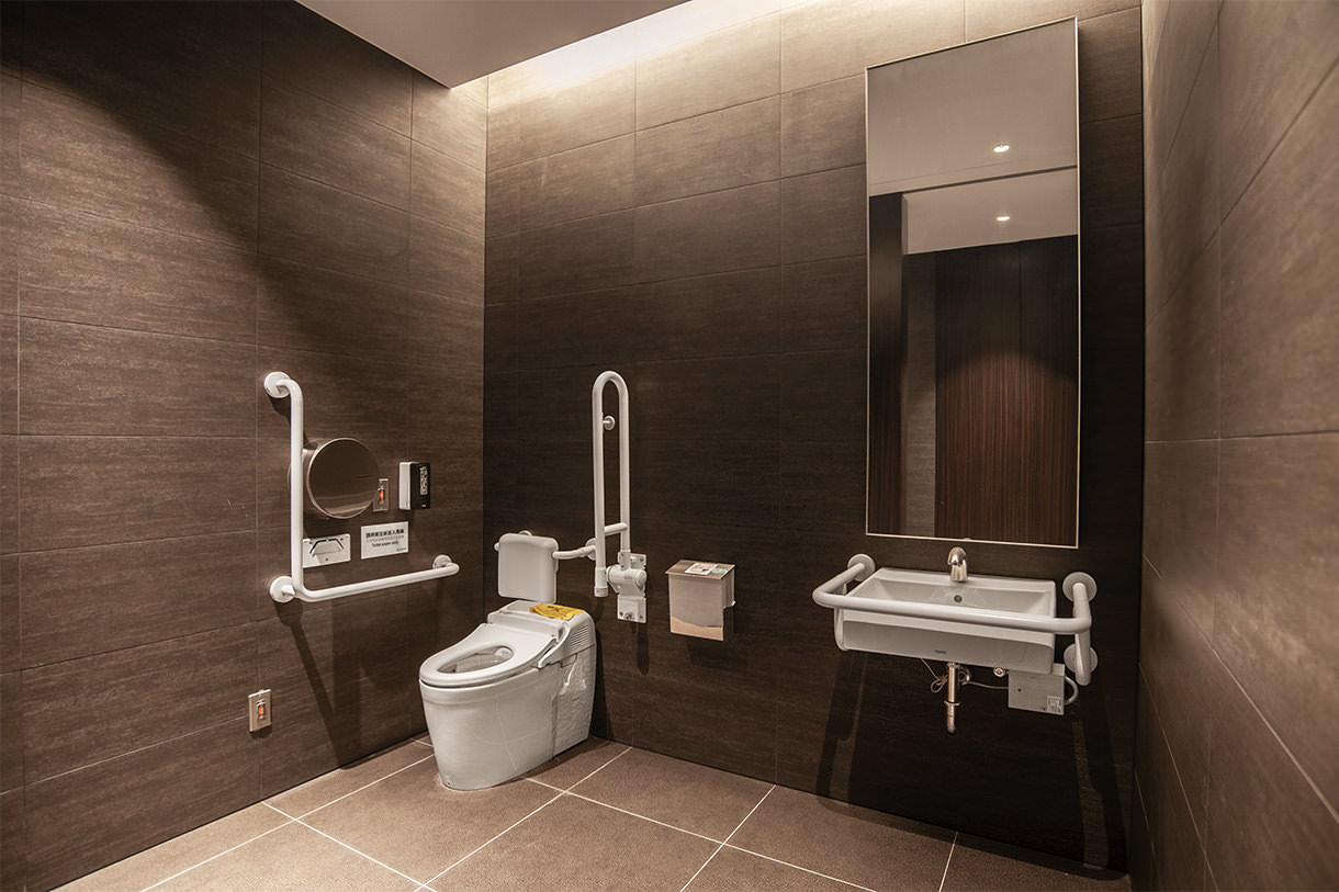 12F 臺北南山廣場オフィスタワー 多機能トイレ 十分なスペースが確保された多機能トイレ。