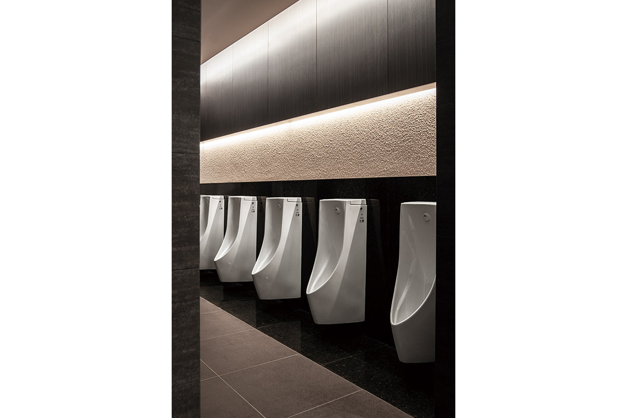 12F 臺北南山廣場オフィスタワー 男子トイレ 小便器。書類を置ける低いライニング。