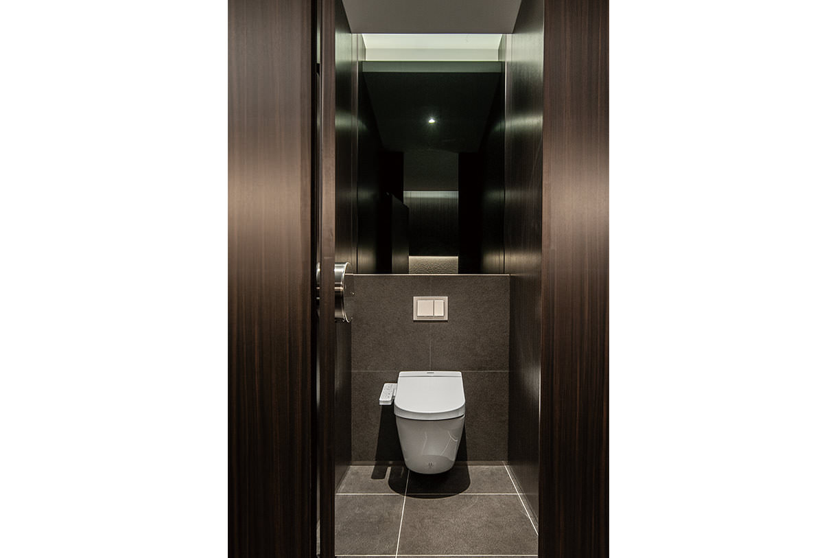 12F 臺北南山廣場オフィスタワー 男子トイレ 個室ブース。奥の壁は鏡張り。