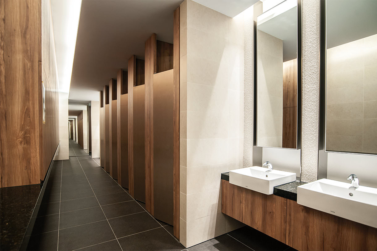 12F 臺北南山廣場オフィスタワー 女子トイレ 女子トイレの全景。女性が働きやすいように、左手に小物入れを設置。