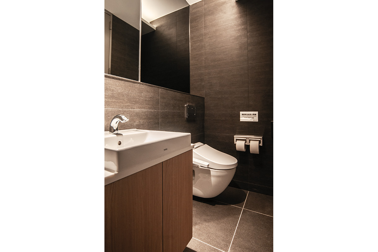 12F 臺北南山廣場オフィスタワー 淋浴間(シャワーブース)シャワー横のトイレ。