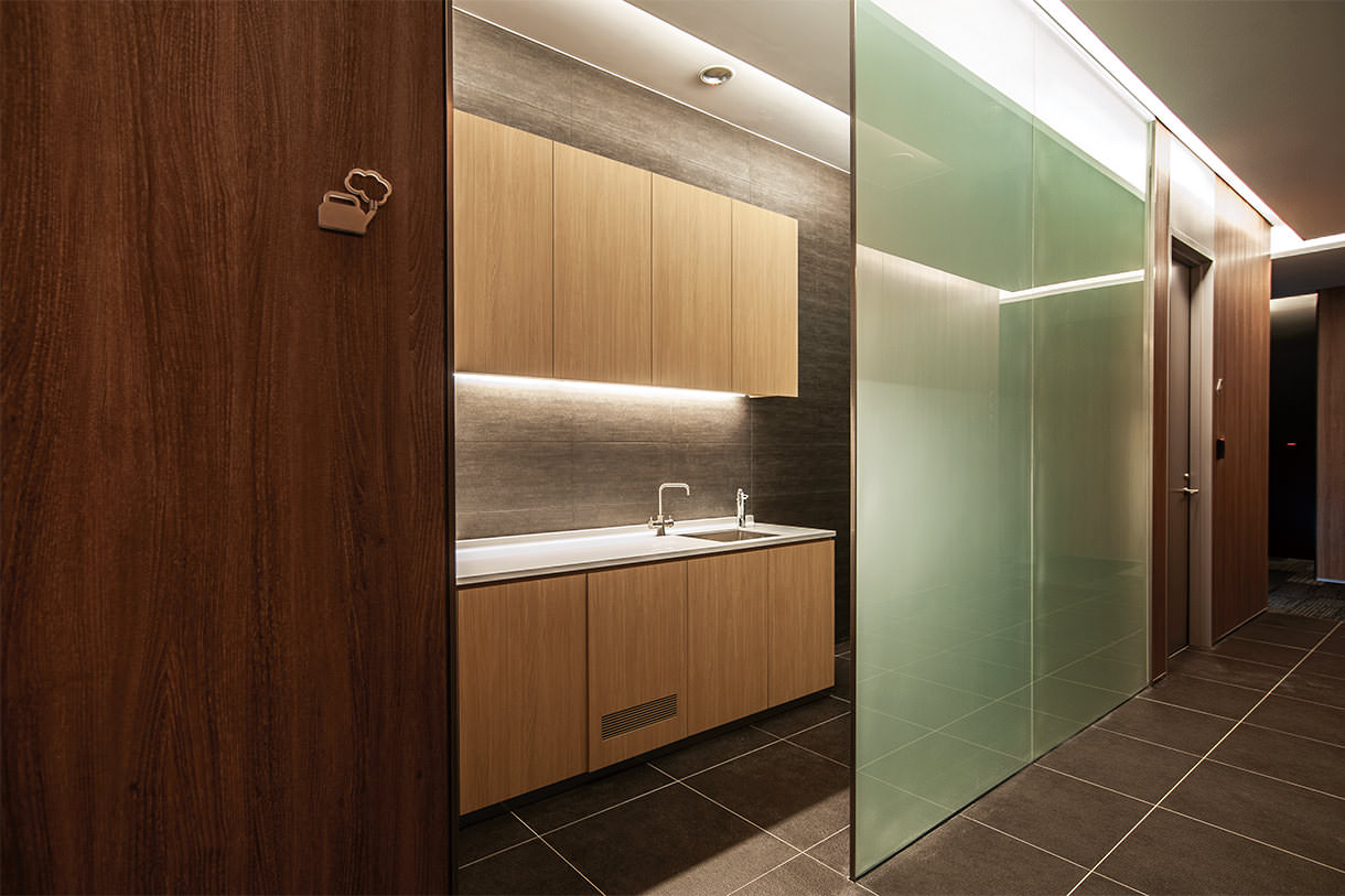 12F 臺北南山廣場オフィスタワー 茶水間(給湯室) 給湯室などの共用施設を清潔感のあるデザインにまとめている。