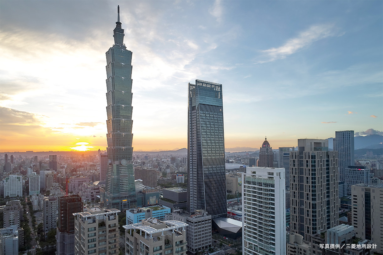 俯瞰。中央に臺北南山廣場のオフィスタワー。低層の商業棟と文化・入口棟が並び立っている。左手に台北101 写真提供/三菱地所設計