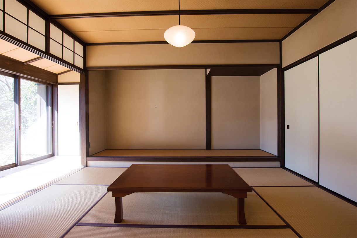 主室につながる和室。定番の床柱がないことに注目。写真/普後 均