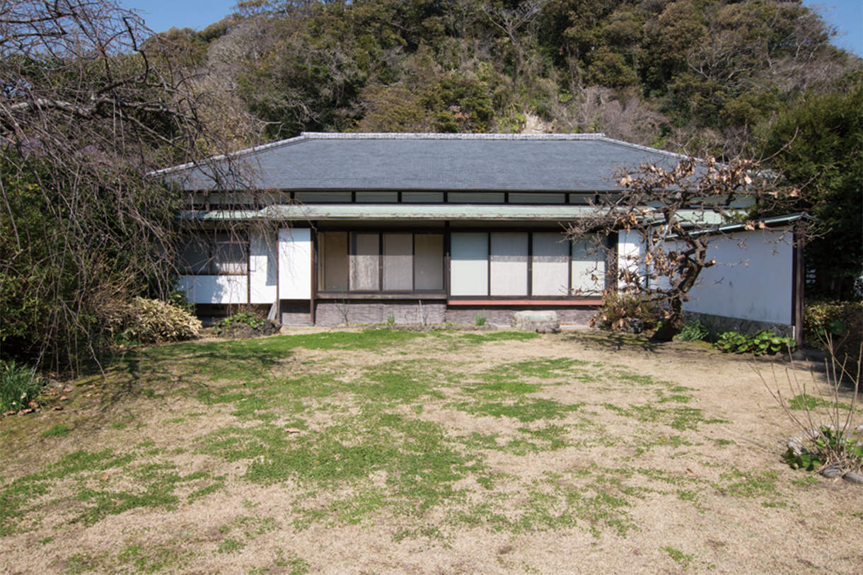 さりげない外観。でも縁側の下の闇は注意深く払う。写真/普後 均