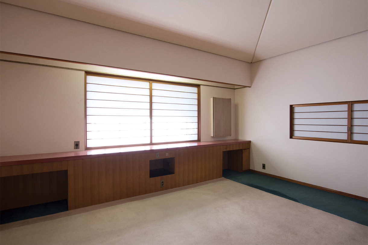 寝室。右手奥に造り付けの鏡台。写真/普後 均