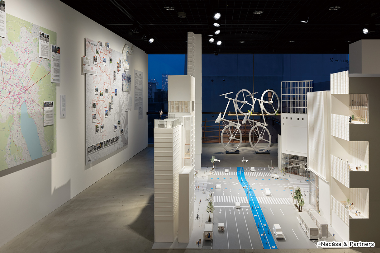 GALLERY 2展示風景。左手前「Bikeable」。中央、奥「Bicycle Urbanism」。 ©Nacása & Partners
