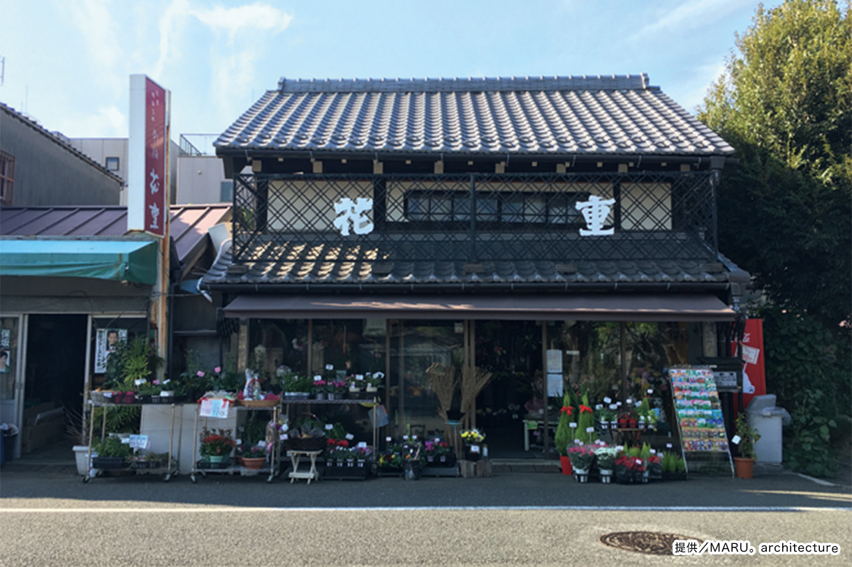 before 改修前の花重。左が作業場として使われていた江戸長屋。提供／MARU。architecture