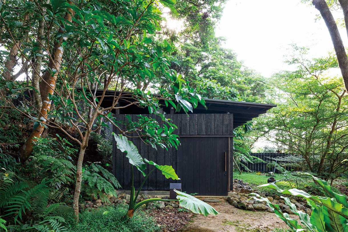 浴室棟 塀と屋根で覆っただけの露天風呂。荒々しい山肌の自然を観賞しながら入浴する。写真/傍島利浩