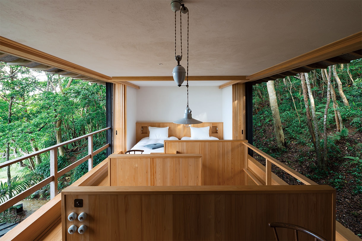 寝室棟 擁壁を兼ねた1階に水まわりを納め、擁壁の上に架かる2本の鉄骨梁の上に2階の寝室がのる。写真/傍島利浩