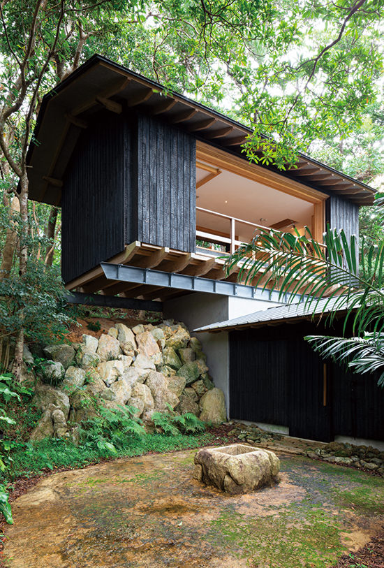 寝室棟 擁壁を兼ねた1階に水まわりを納め、擁壁の上に架かる2本の鉄骨梁の上に2階の寝室がのる。写真/傍島利浩