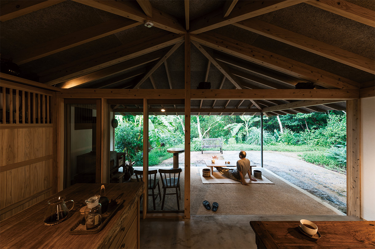 食事棟 正方形平面に方形屋根がのる。半分を屋内の食堂とし、もう半分を屋外の軒下空間とした。写真/傍島利浩