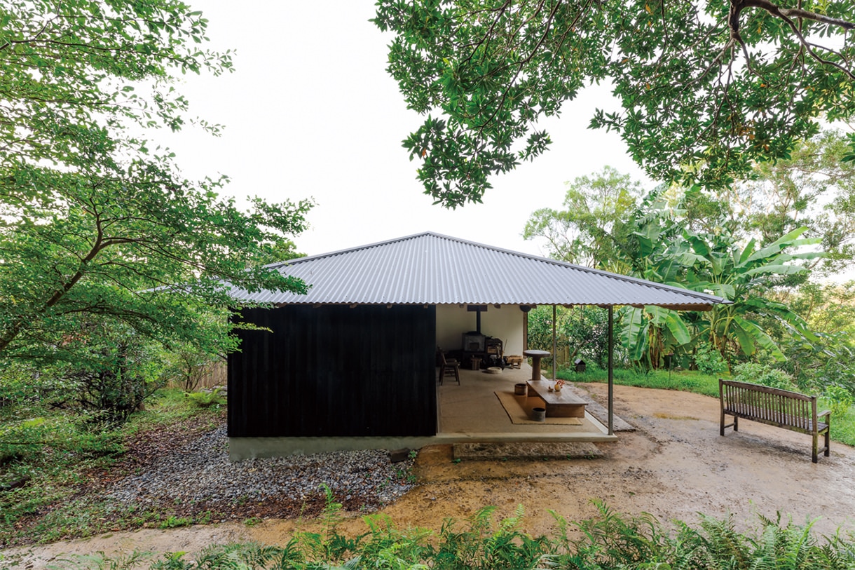 食事棟 正方形平面に方形屋根がのる。半分を屋内の食堂とし、もう半分を屋外の軒下空間とした。写真/傍島利浩
