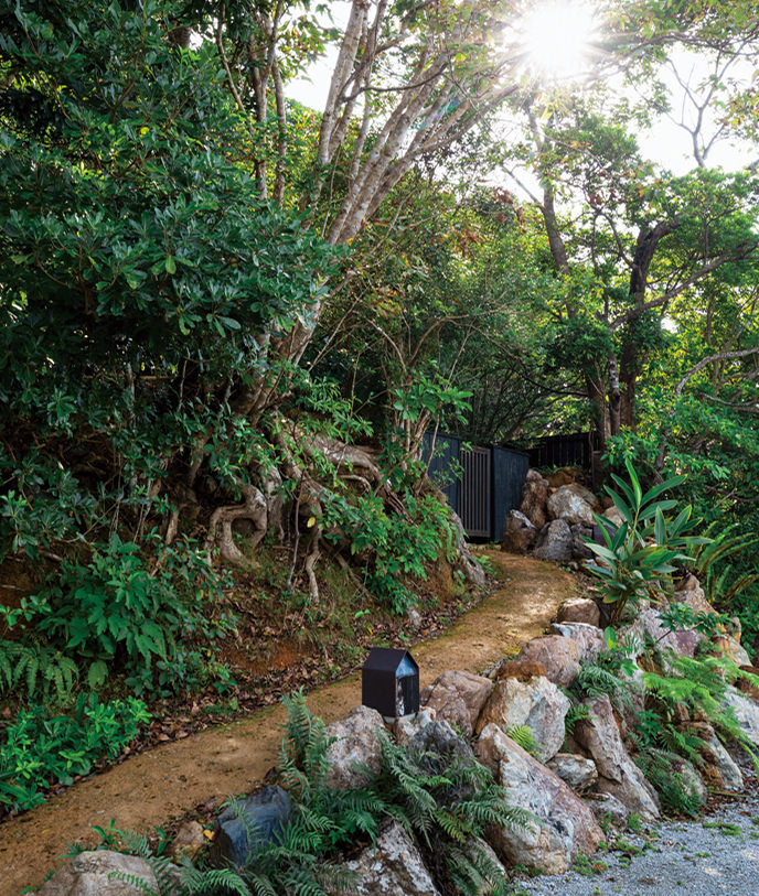 ph no.1 事務棟の脇の小径を上り、門をくぐると右手に浴室棟がある。写真/傍島利浩