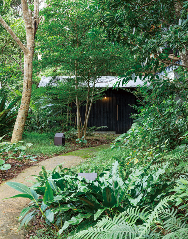 ph no.2 浴室棟から寝室棟へと至る小径。写真/傍島利浩