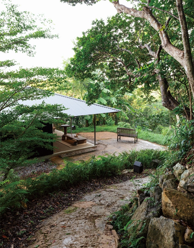 ph no.3 寝室棟から三和土の小径を下ると食事棟がある。写真/傍島利浩