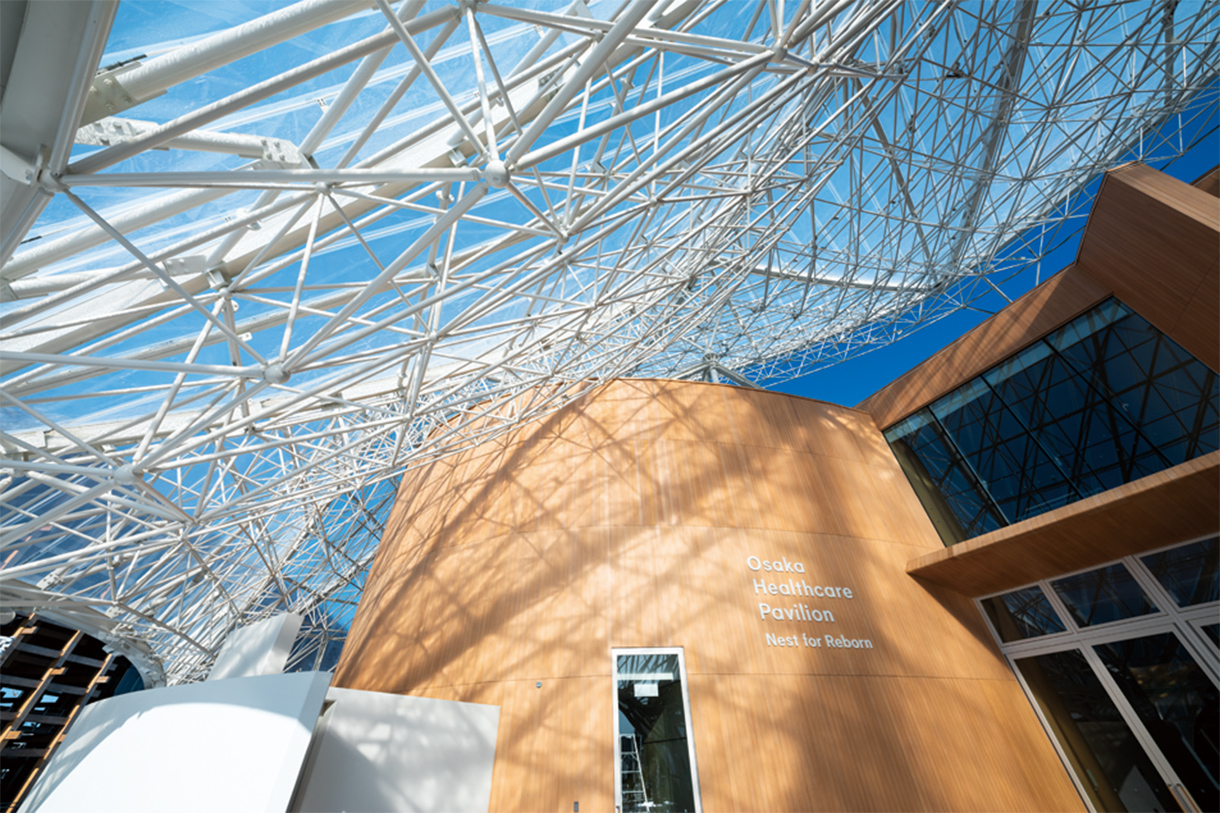 鉄骨トラスは草木を集めた「鳥の巣」のイメージ。写真/傍島利浩