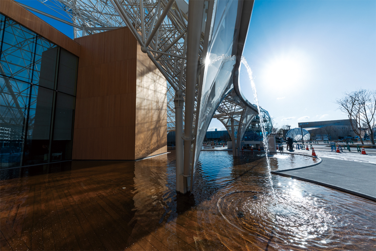 膜屋根には水が流れ、水盤に滝のように落ちる。写真/傍島利浩