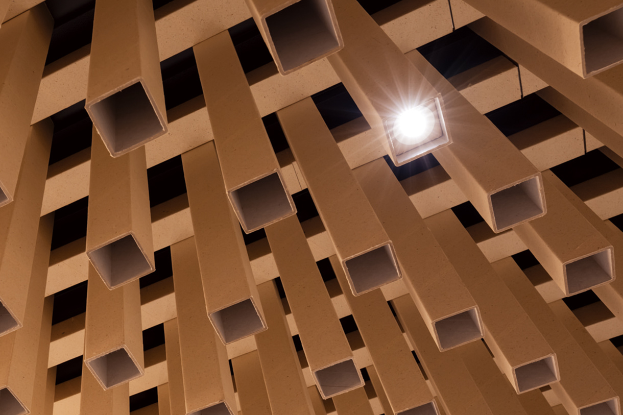 紙の筒がうねる天井 天井の詳細 紙おむつと淀川のヨシを再利用した紙管。照明も組み込まれている。写真/傍島利浩