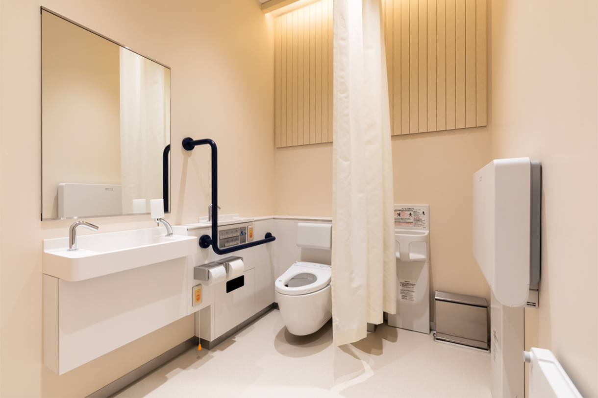 紙の筒がうねる天井 車いす対応トイレ スペックが異なり、ベビーシートなどがある。写真/傍島利浩