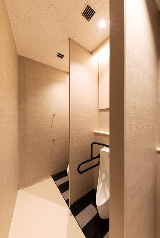 さまざまなニーズに対応 男性用 共用トイレとは別に、男女別の専用トイレ。男性用には小便器を設置。写真/傍島利浩