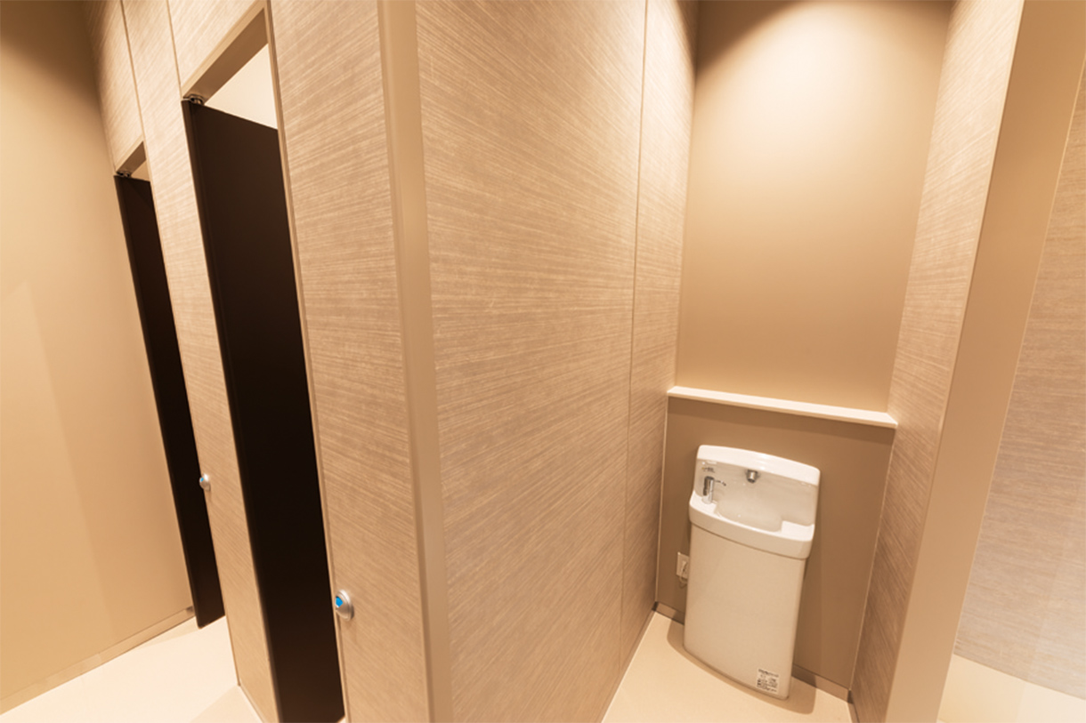 さまざまなニーズに対応 女性用 専用の個室とともに、専用の手洗いも設置されている。写真/傍島利浩