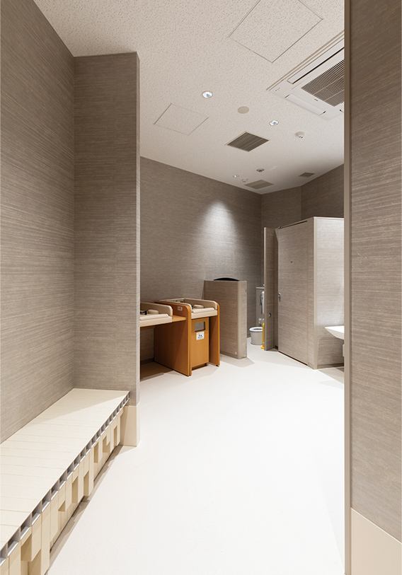 さまざまなニーズに対応 ベビーケアルーム こどもトイレがあるだけでなく、おむつ替えや授乳などに対応。写真/傍島利浩