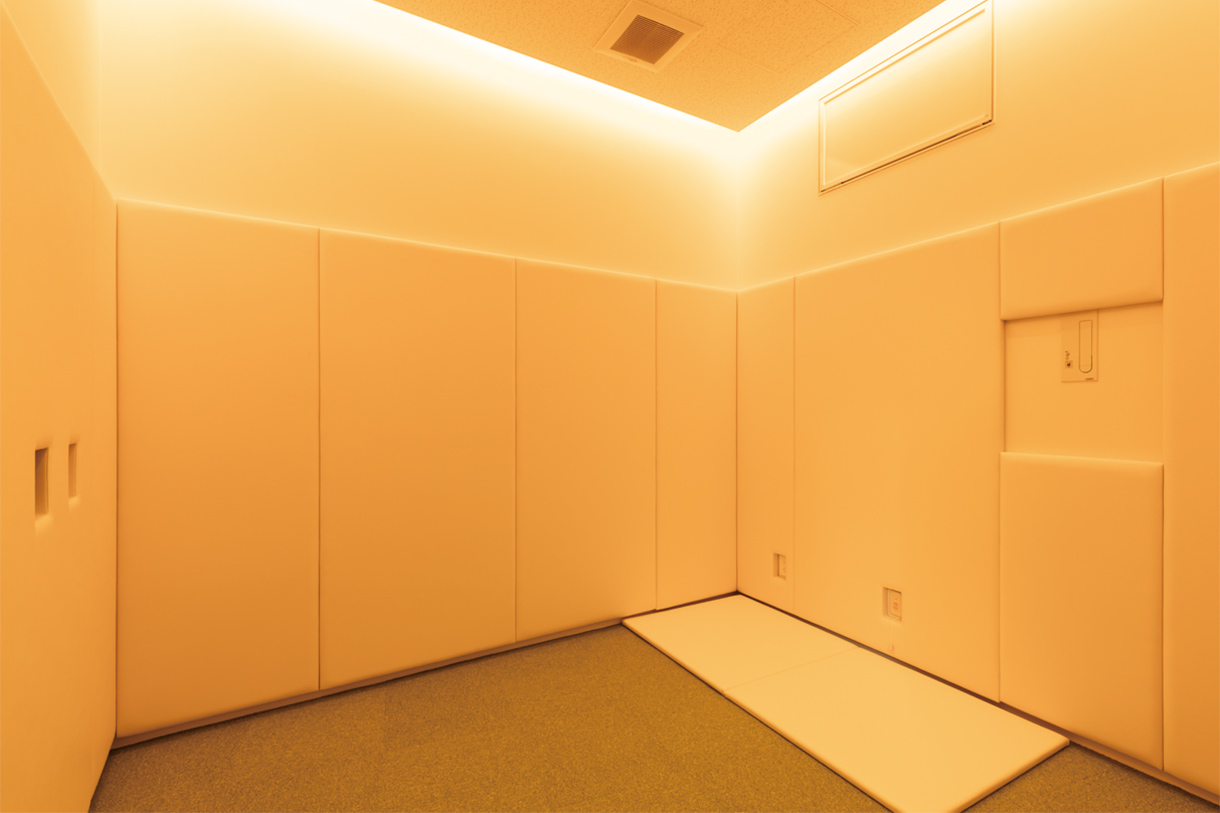 さまざまなニーズに対応 カームダウンルーム 落ち着き(カームダウン)、冷静になる(クールダウン)ための個室。事前にパニックを防ぎ、状況に合わせて照明の色を変えることができる(写真左右)。トイレとは別の場所に配置されている。写真/傍島利浩