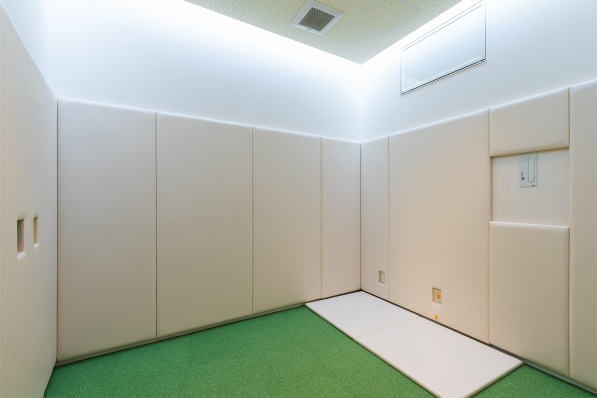 さまざまなニーズに対応 クールダウン 落ち着き(カームダウン)、冷静になる(クールダウン)ための個室。事前にパニックを防ぎ、状況に合わせて照明の色を変えることができる(写真左右)。トイレとは別の場所に配置されている。写真/傍島利浩