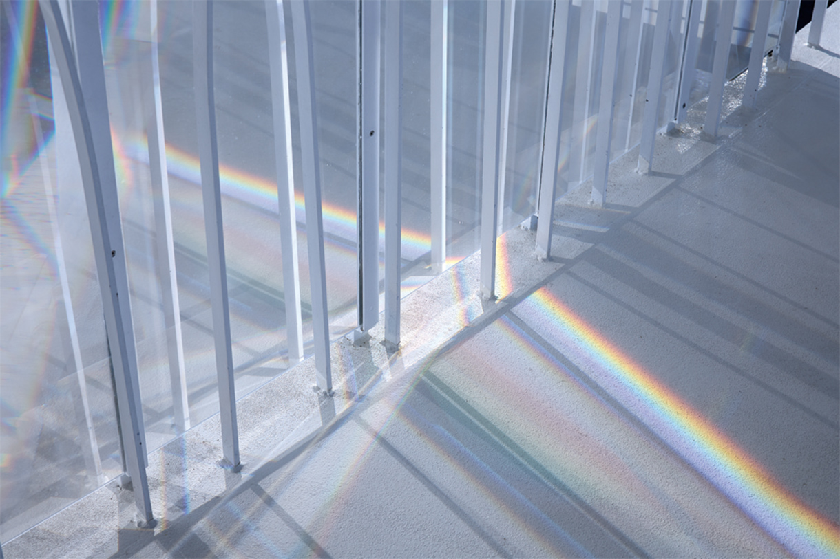 レンズに直射光が当たると、光の屈折により七色の虹が現れる。写真/川辺明伸