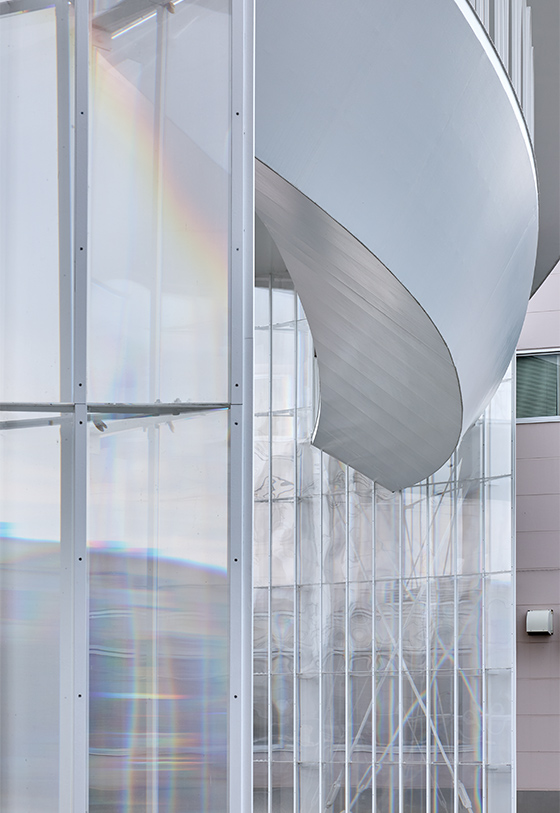 弧を描くブリッジと、3本組の鉄骨柱を覆うレンズの膜。写真/川辺明伸