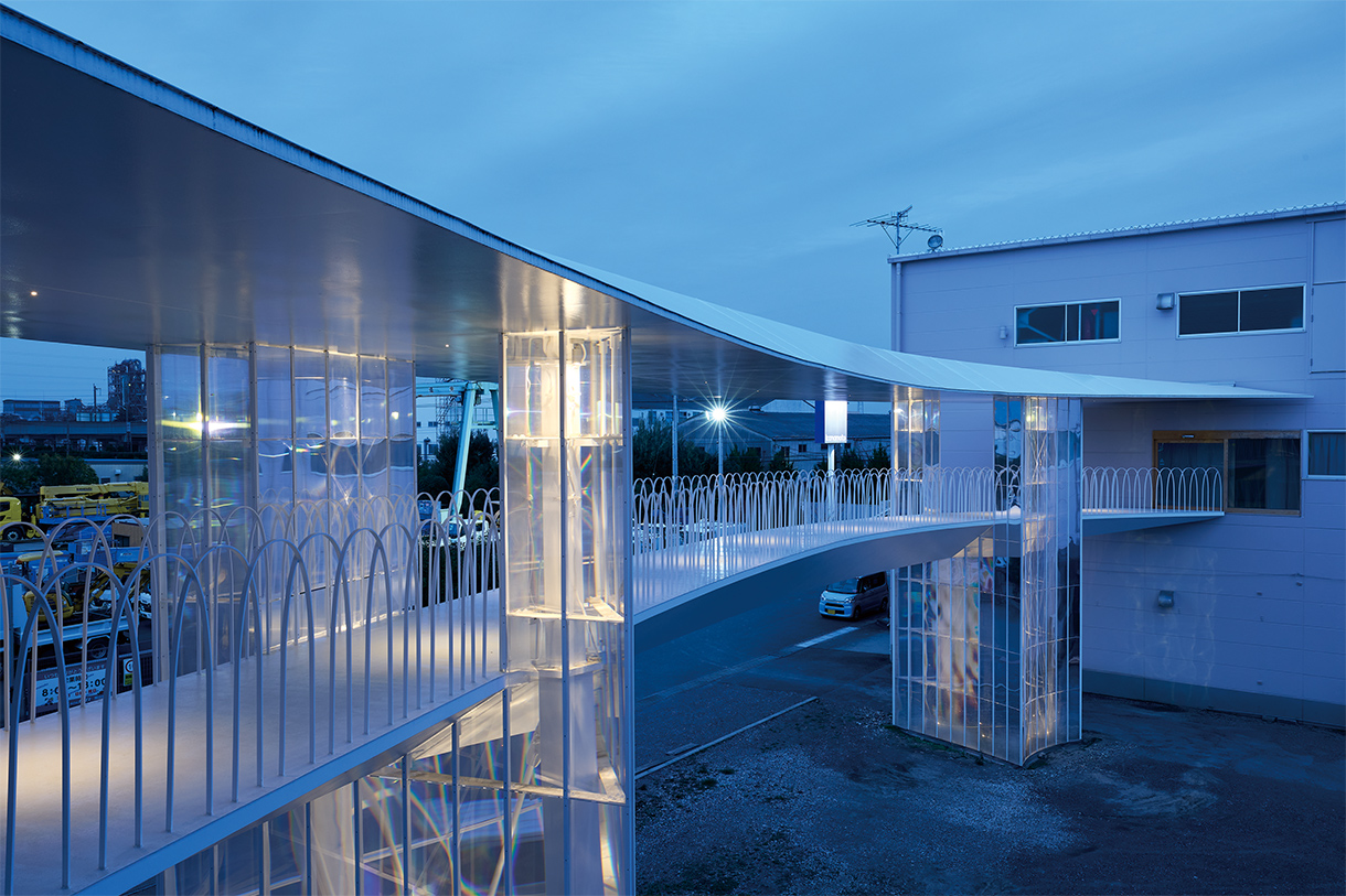 第二工場から見たブリッジの夕景。レンズの膜の内側に照明が仕込まれている。写真/川辺明伸