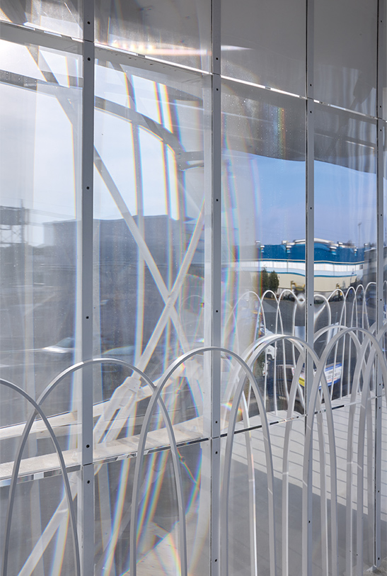 見る角度によってレンズの背後の像が湾曲することもある。写真/川辺明伸