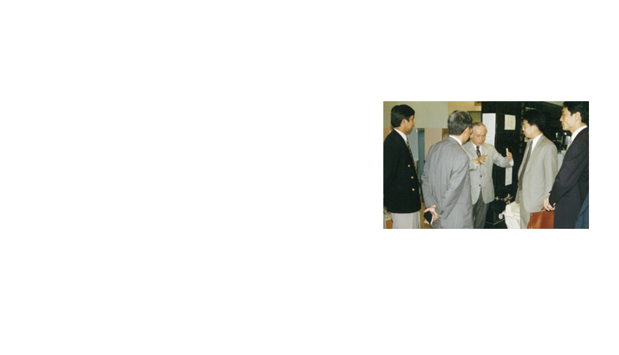 TOTO员工在向中国的经销商介绍产品