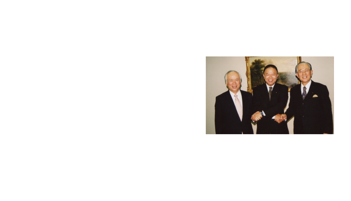 3家公司的高层出席签字仪式（左起：TOTO重渕社长 （当时） 、YKKAP吉田社长 （当时） 、大建工业六车社长 （当时））