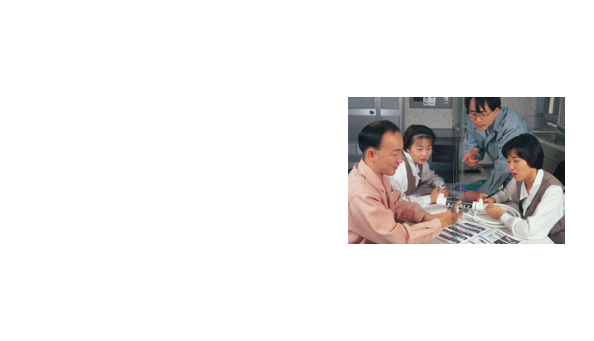 当时的研发现场工作情景